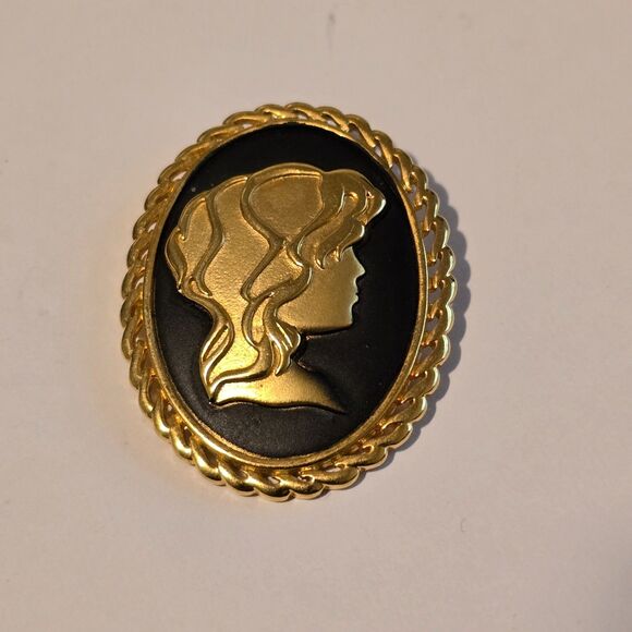 Vintage Gold and Black Cameo Pendant – Classic Silhouette Jewelry - Picture 3 of 5